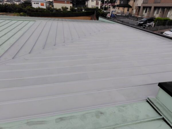 川崎市にて雨漏り修理・屋上防水工事〈折板屋根への防水工事の施工後写真